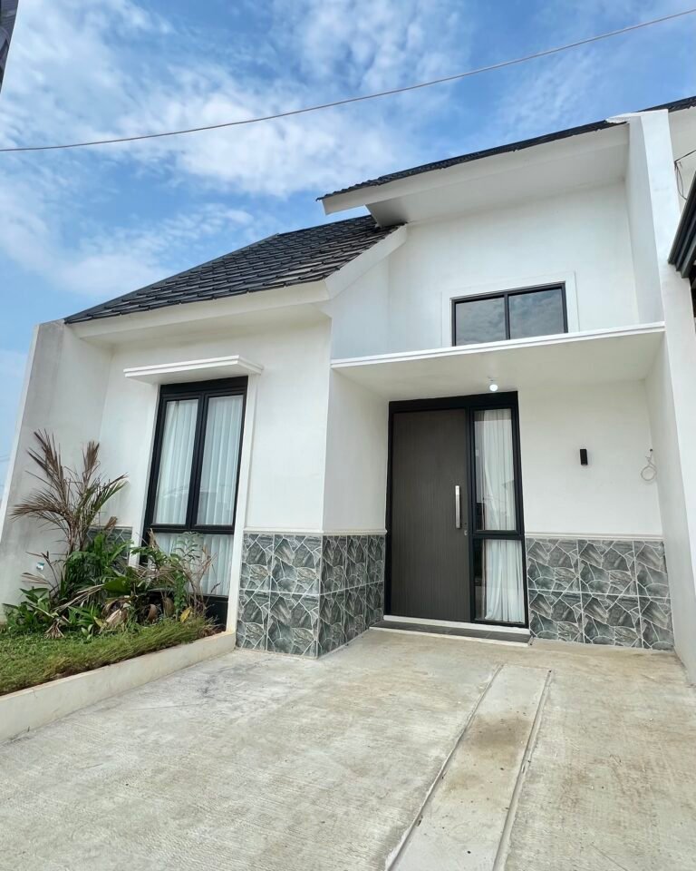 Fasad depan Elmira Residence dengan aksen batu alam dan taman rapi