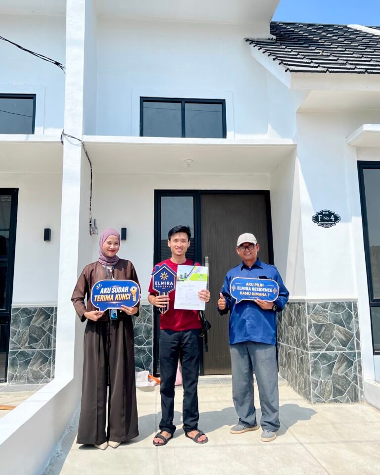 Momen serah terima kunci konsumen Elmira Residence